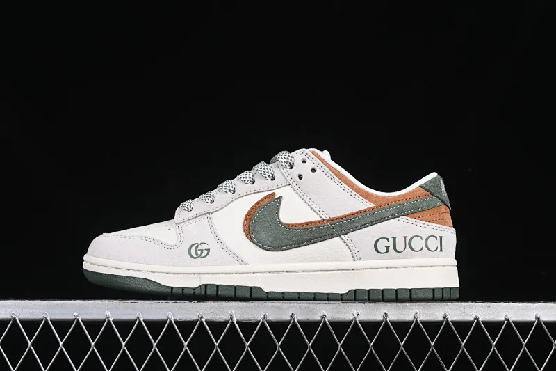All categories Nk SB Dunk Series Nk SB Dunk Low High-end customized low-top sneakers Nk SB Dunk Low Gucci co-branded Pig Eight Brown Green Hook Anniversary high-end customized low-top casual sneakers DM6868-026